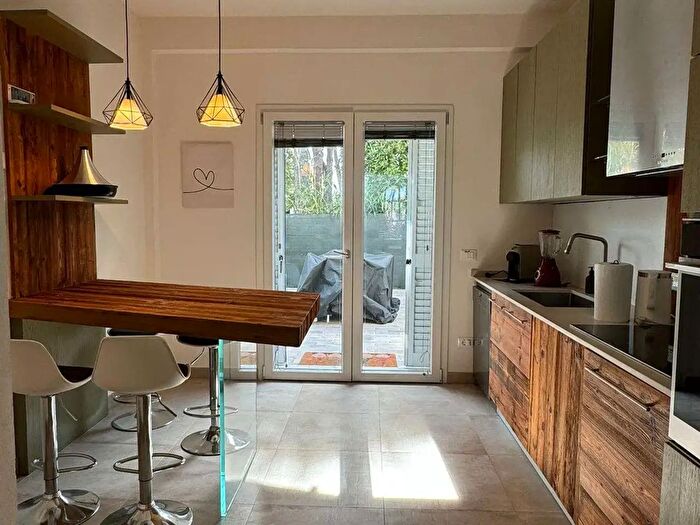 Appartamento con 5 locali in vendita in Via Cateratte, Montignoso