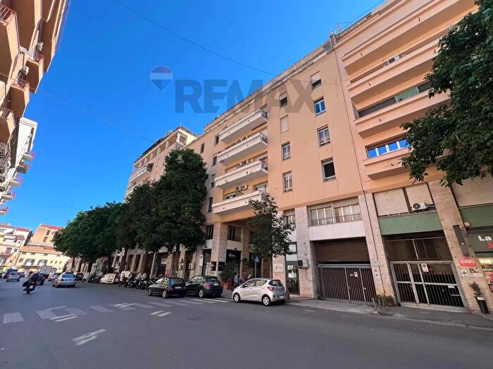 Appartamento con 5 locali in vendita in Piazza Orlando Vittorio Emanuele, Palermo