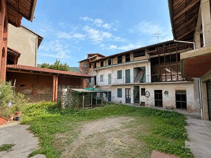 Casa quadrilocale in vendita in Via Alberetto, Bollengo