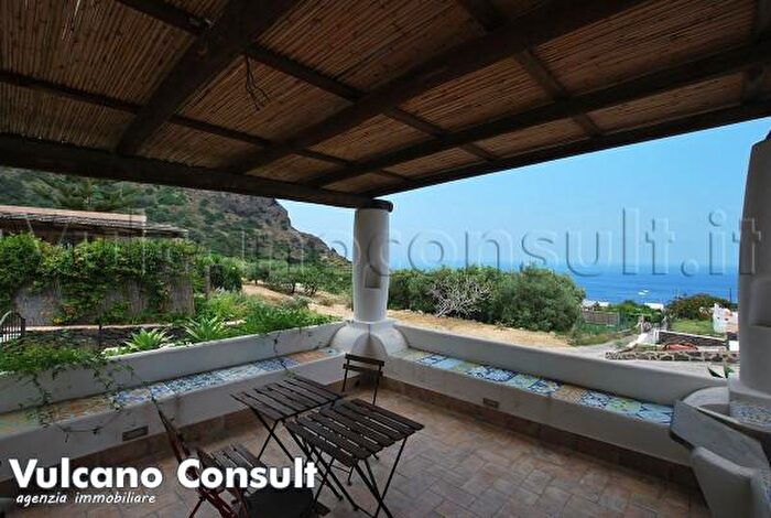 Casa quadrilocale in vendita in Via Leni, Malfa