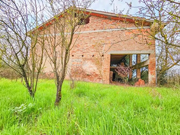 Casa con 7 locali in vendita in Via Lobbi, Alessandria