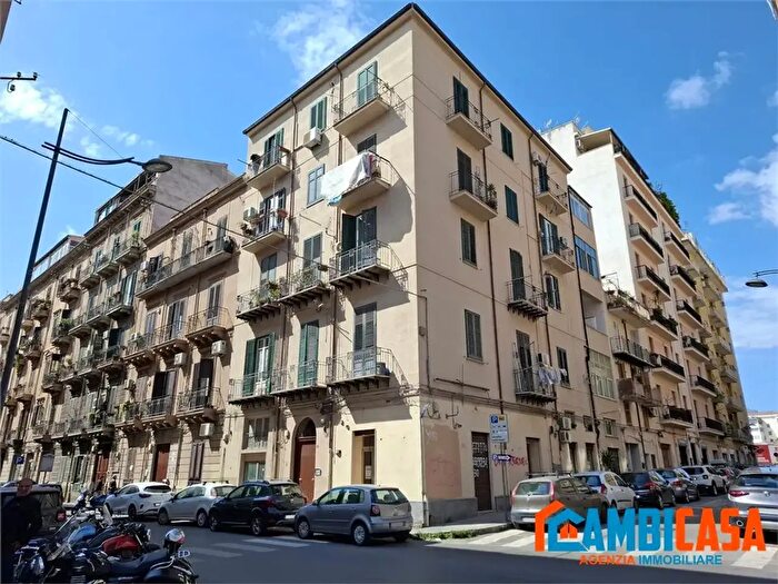 Appartamento trilocale in vendita in Via Giacomo Cusmano, Palermo