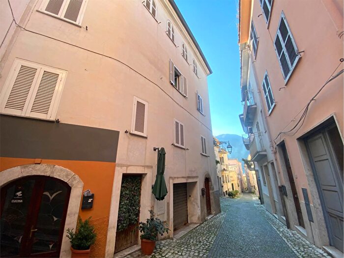 Appartamento trilocale in vendita in Atina