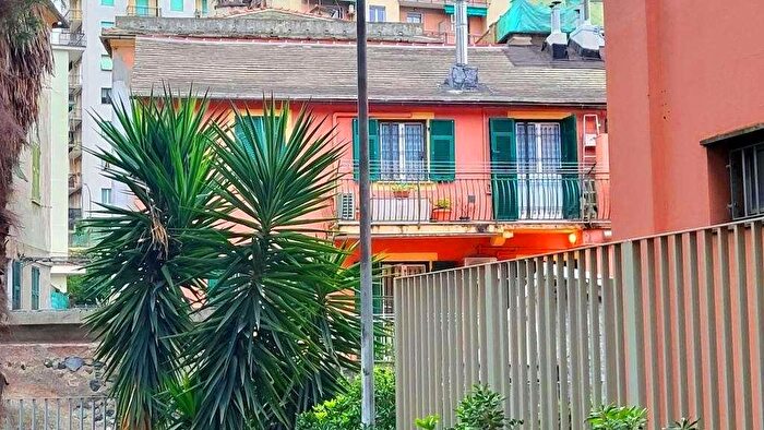 Appartamento con 5 locali in vendita in Via Chiaravagna, Genova