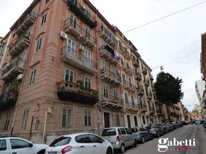 Appartamento trilocale in vendita in Via Pietro dAragona, Palermo