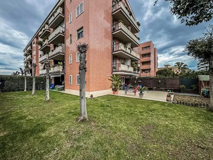 Appartamento trilocale in vendita in Via Luigi Olivares, Roma