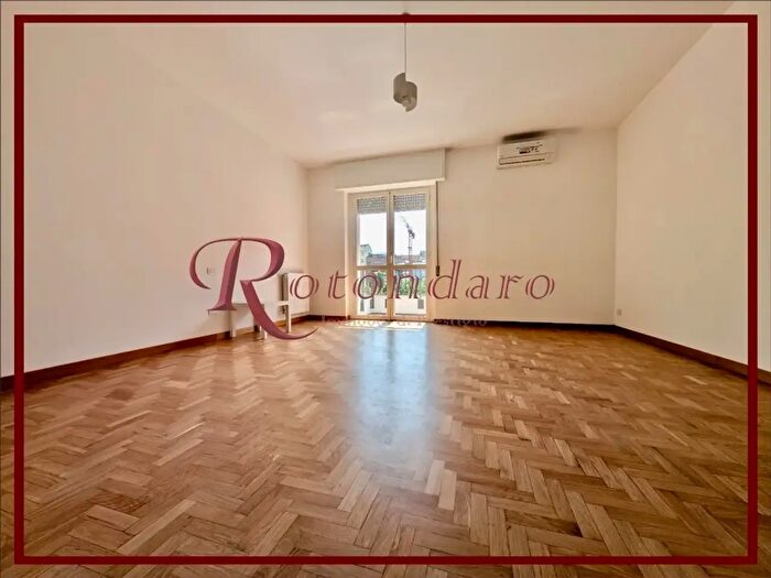 Appartamento trilocale in affitto in Via Andrea Maffei, Milano