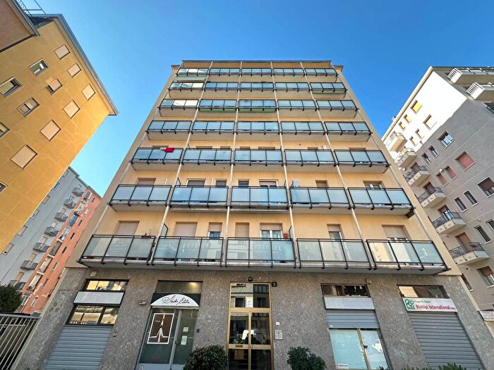 Appartamento trilocale in affitto in Via dei Tulipani, Giambellino, Milano