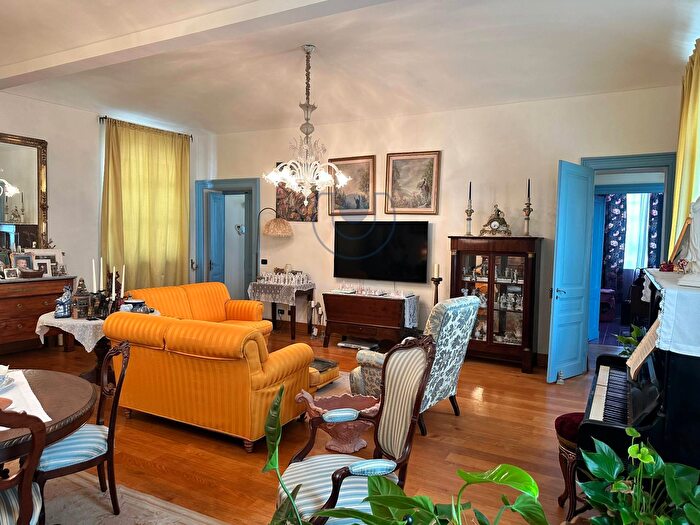 Casa con 11 locali in vendita in Via Duca dAosta, Caluso