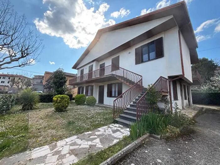 Casa con 6 locali in vendita in Via Andrea Zerbini, Montefiascone