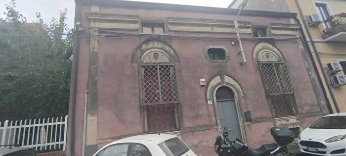 Casa con 10 locali in vendita in Via Villafranca Catania, Catania