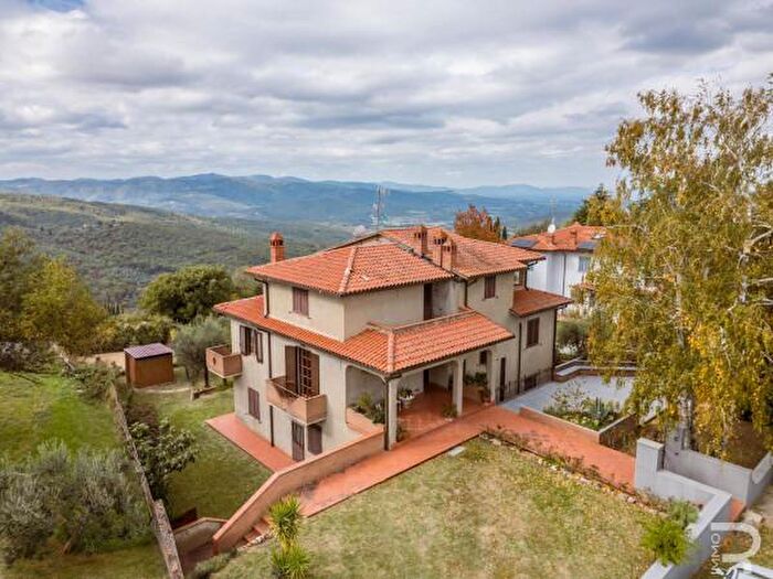 Casa con 6 locali in vendita in Strada Comunale di Setona, Bucine