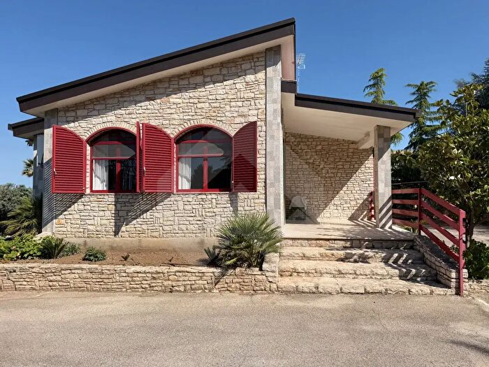 Casa quadrilocale in vendita in Via Castel del Monte, Andria