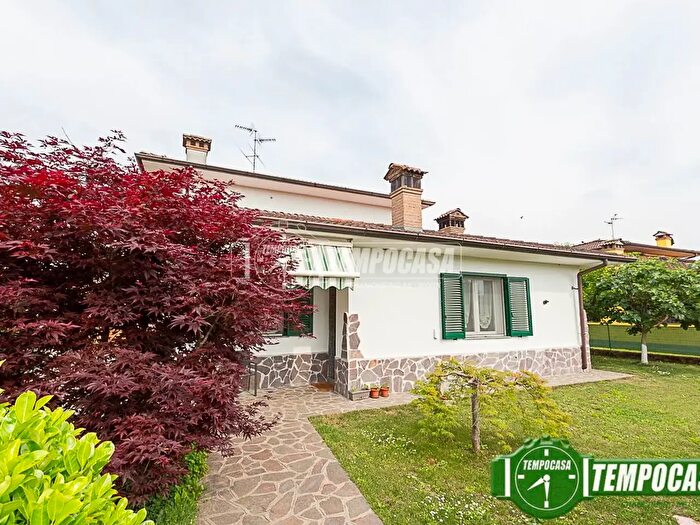 Casa quadrilocale in vendita in Via Luigi Einaudi, Palazzo Pignano