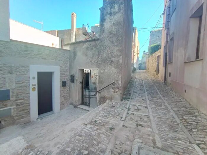 Appartamento trilocale in vendita in Via Chiaramonte, Erice