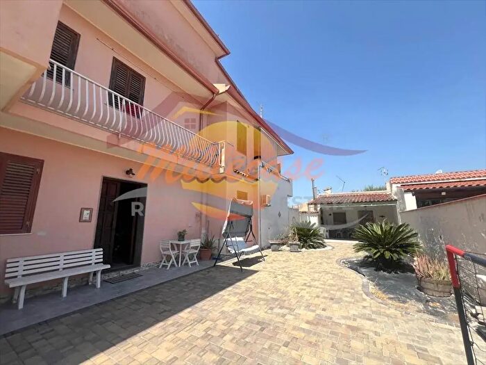 Appartamento trilocale in vendita in Via Moncenisio, Siracusa