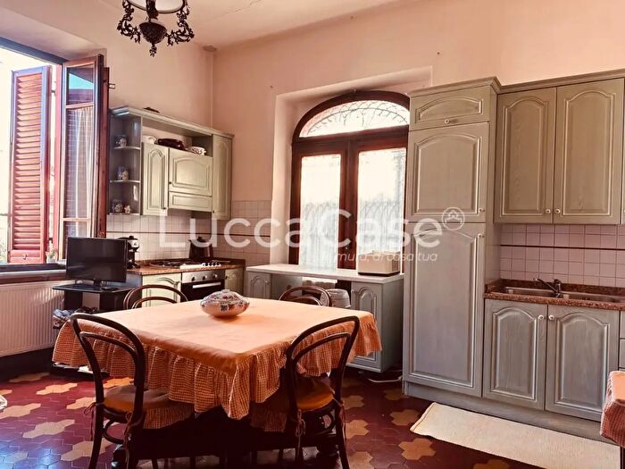 Casa con 8 locali in vendita in Barga Lu, Barga