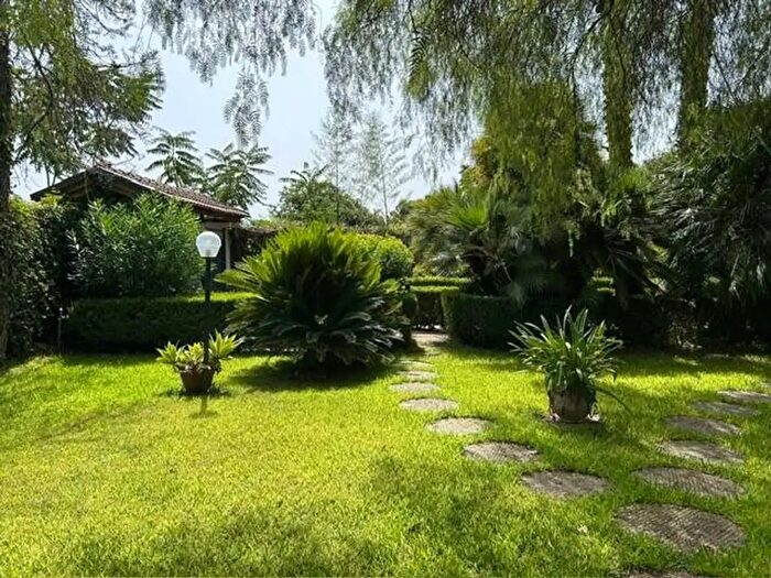 Casa con 10 locali in vendita in Viale Regione Siciliana Nord Ovest, Palermo