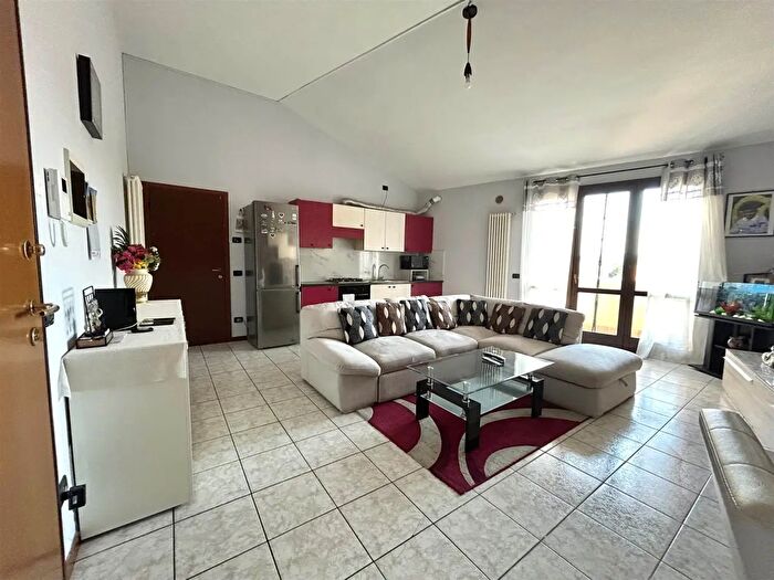 Appartamento quadrilocale in vendita in Via Pesa, Montebello Vicentino