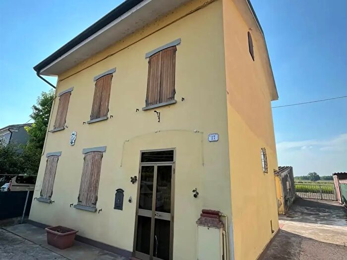 Casa con 8 locali in vendita in Luzzara