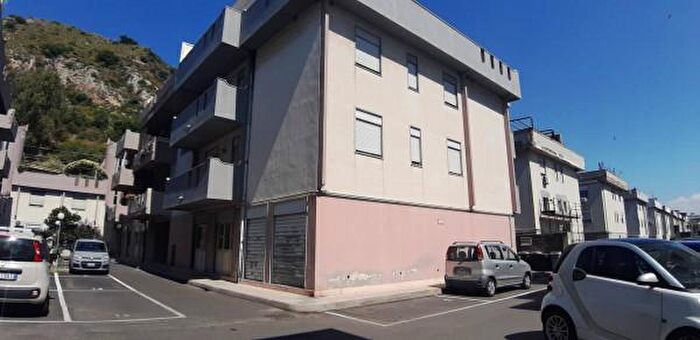 Appartamento trilocale in vendita in Via Nazionale Santa Margherita, Messina