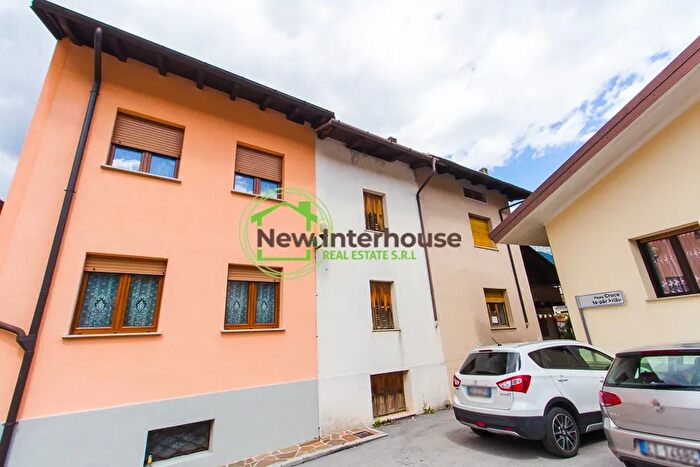 Casa con 5 locali in vendita in Via Vittoria Oseacco, Resia