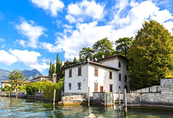 Casa con 14 locali in vendita in Monte Isola