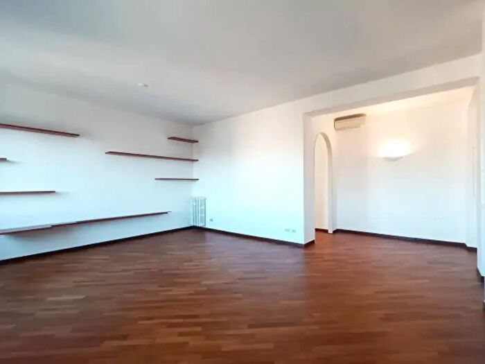 Appartamento trilocale in vendita in Via Giovanni Pascoli, Milano