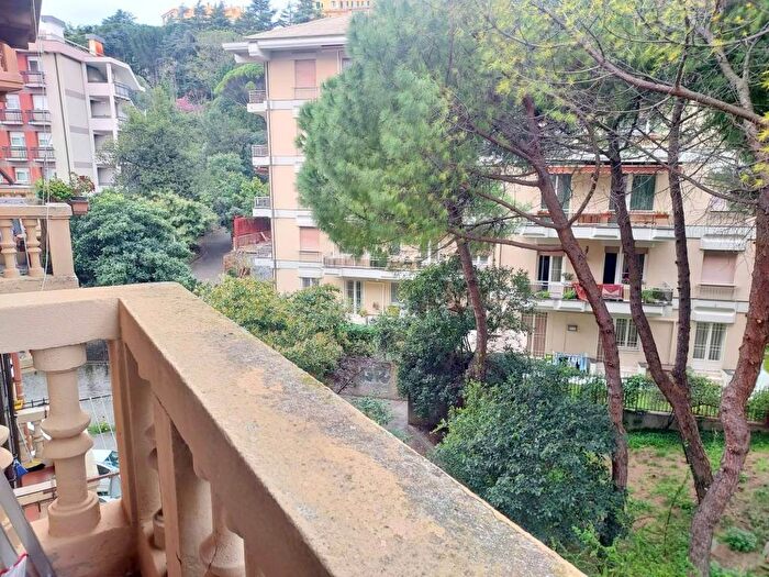 Appartamento trilocale in affitto in Via Asiago, Manin, Genova