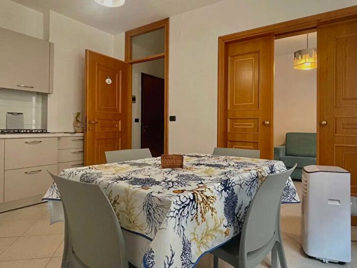 Appartamento trilocale in affitto in Via Italia, Albissola Marina