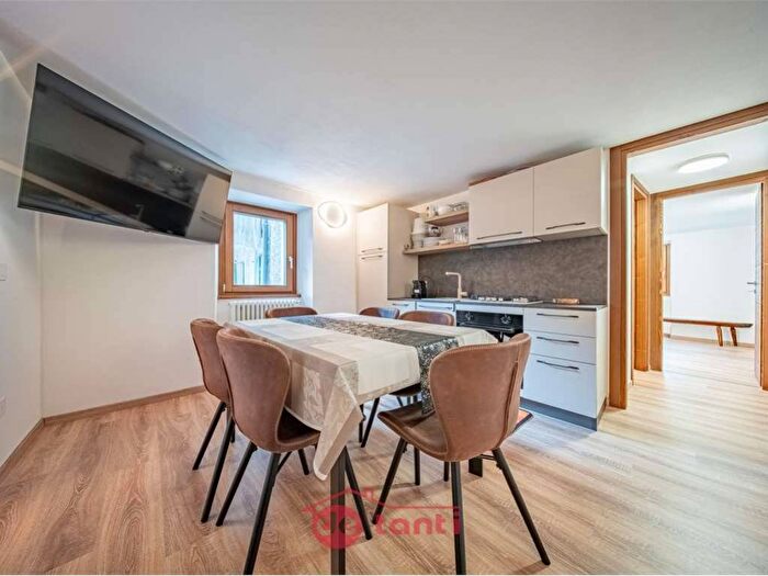 Appartamento trilocale in affitto in Via Corti, Centro, Campodolcino