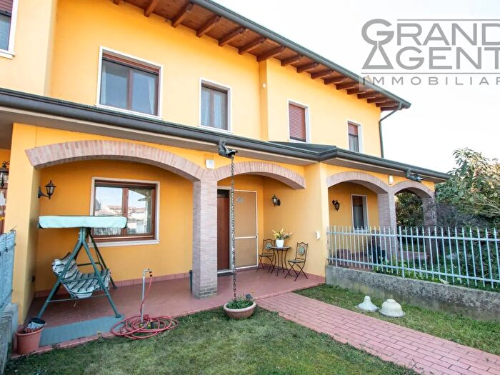 Casa con 6 locali in vendita in Eugenio Montale, Mozzecane