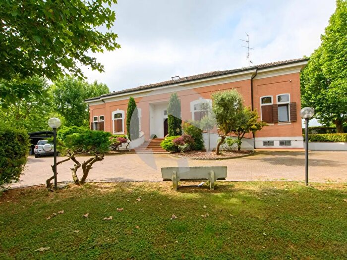 Casa con 15 locali in vendita in Via Gandina, Correggio