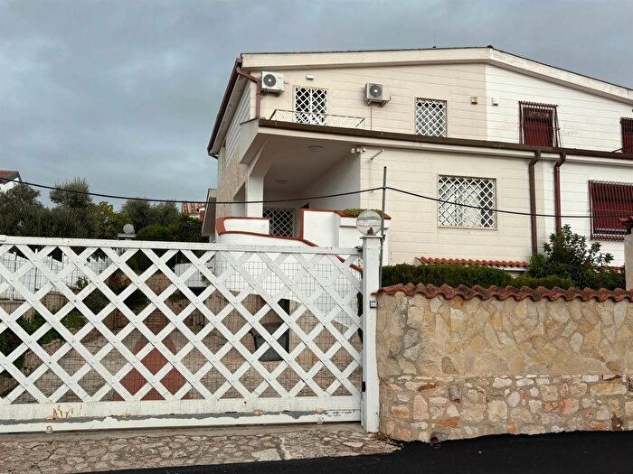 Casa con 6 locali in vendita in Statte Taranto, Statte