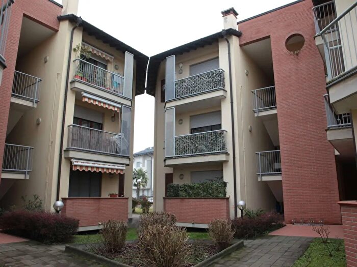 Appartamento trilocale in vendita in Rosate