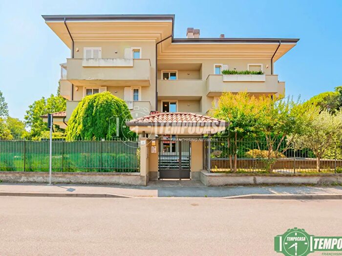 Appartamento trilocale in vendita in Via Francesco Petrarca, Peschiera Borromeo