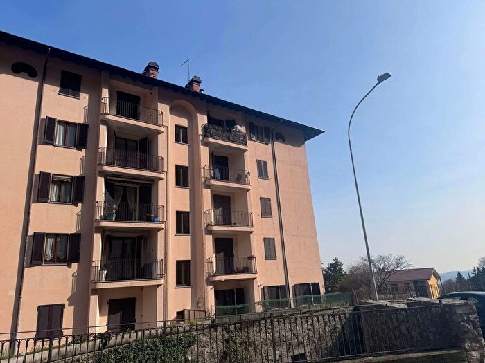 Appartamento trilocale in vendita in Piazza Invernizzi, Caslino DErba