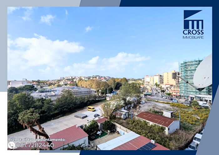 Appartamento trilocale in vendita in Via Provinciale Napoli, Napoli