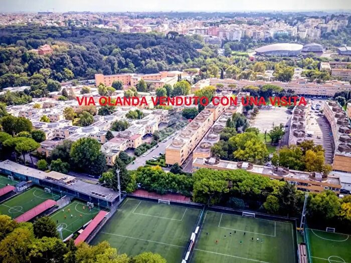 Appartamento trilocale in vendita in Via Olanda, Roma