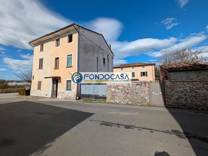 Casa con 7 locali in vendita in Via Martiri delle Foibe, Lucca