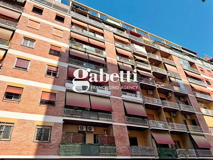 Appartamento trilocale in vendita in Via Roviano, Roma