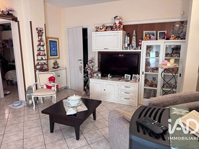 Appartamento quadrilocale in vendita in Via Lago, Montignoso