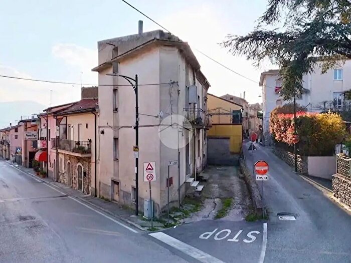 Casa con 6 locali in vendita in Via Elce, Montesarchio