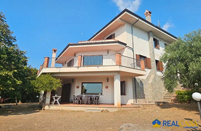 Casa con 8 locali in vendita in Via Pietro Verri, Montepaone