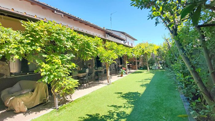 Casa con 6 locali in vendita in Via Riolo, Lodi