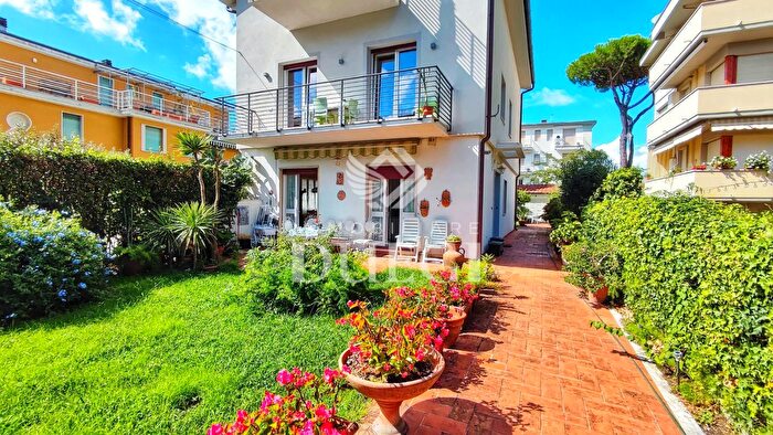 Appartamento con 7 locali in vendita in Dine, Viareggio