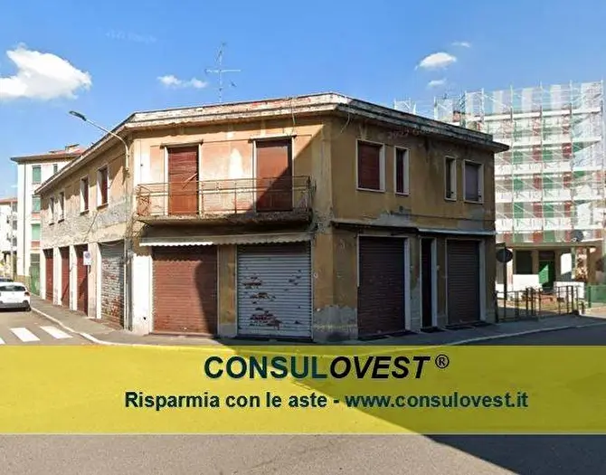 Appartamento trilocale in vendita in Via Padre Reginaldo Giuliani, Frati, Legnano