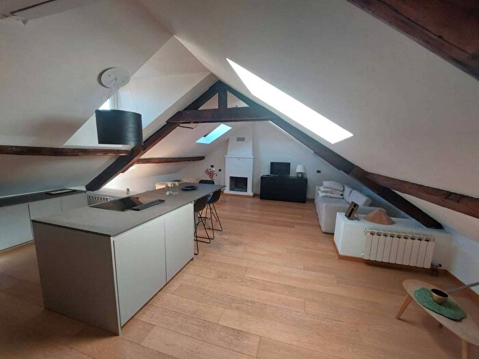 Appartamento trilocale in affitto in Via Arnolfo di Cambio, Paolo Sarpi, Milano