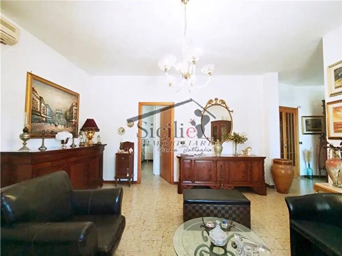 Casa con 8 locali in vendita in Ragusa