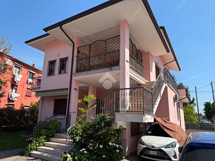 Appartamento trilocale in affitto in Via monte ortigara, Bussolengo